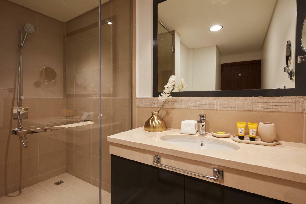 Fantastay- Burj Vista 03 Bedroom Plus Maids Dubai