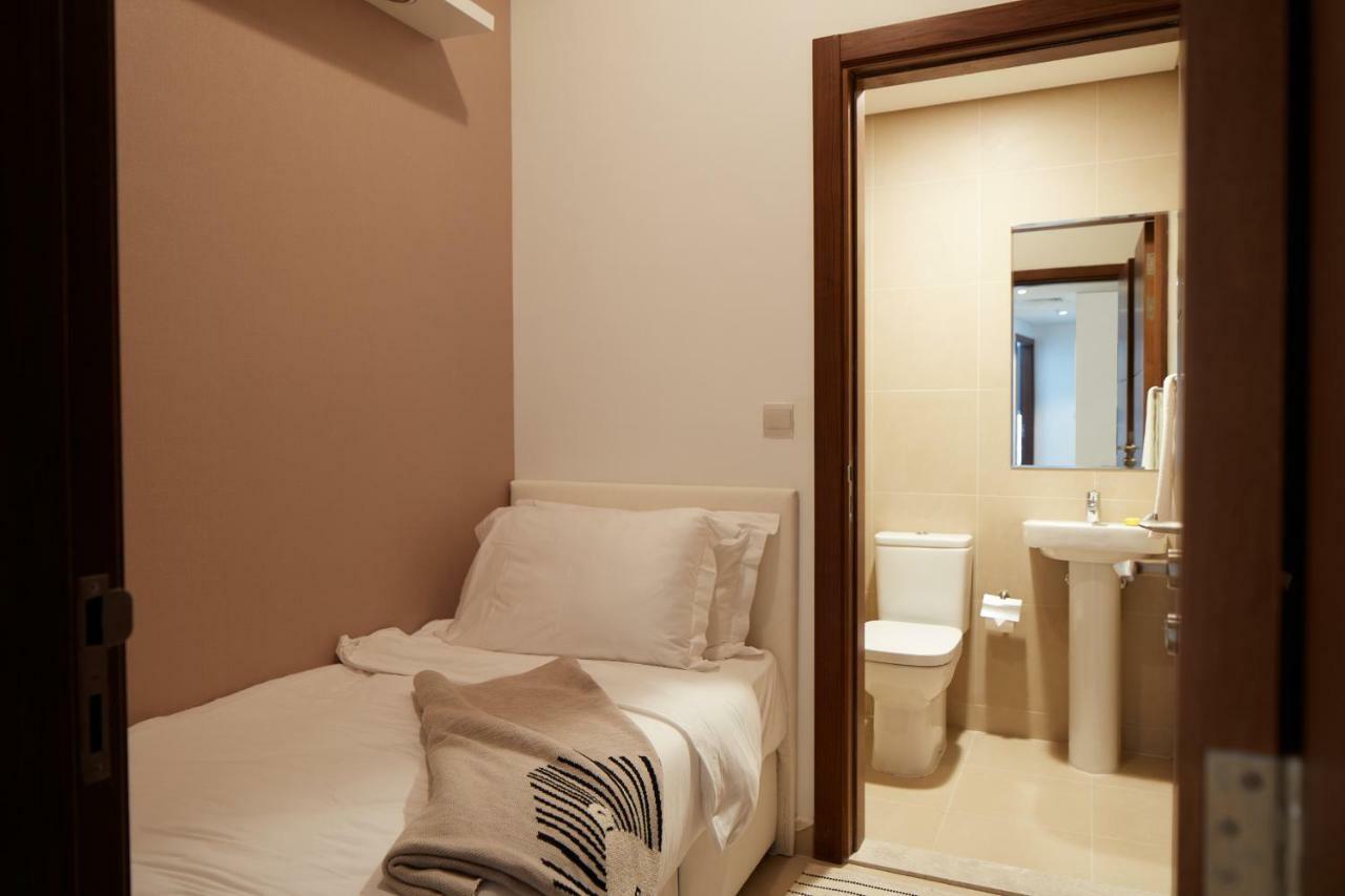 Fantastay- Burj Vista 03 Bedroom Plus Maids Apartment