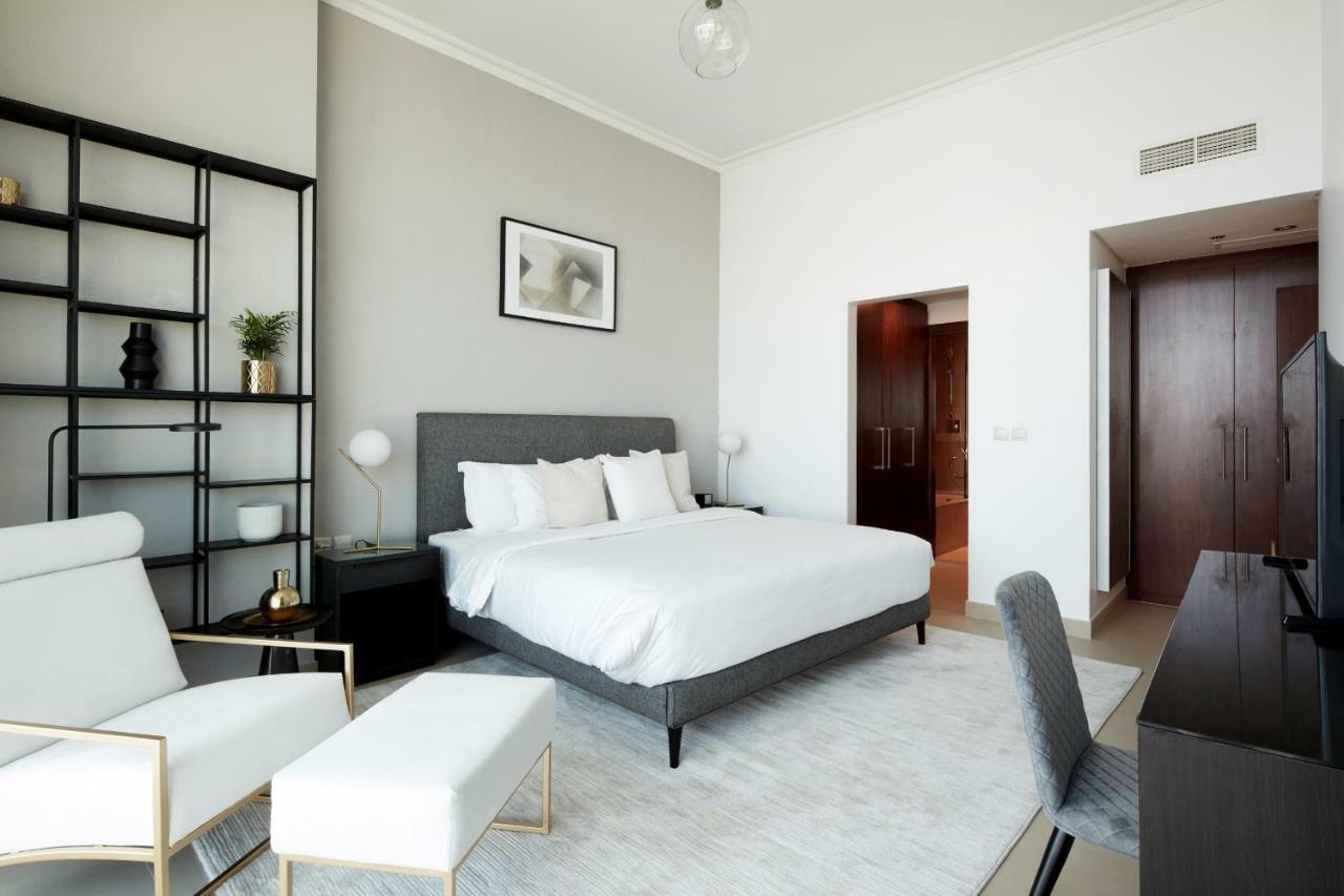 Fantastay- Burj Vista 03 Bedroom Plus Maids * Dubai